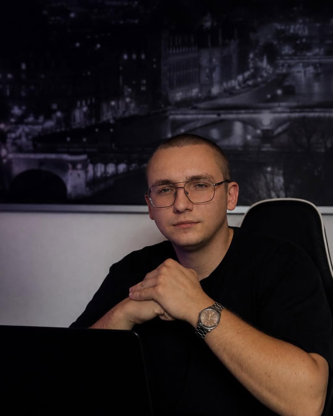 Ruslan, Gründer der WebHive Agency, an seinem Schreibtisch